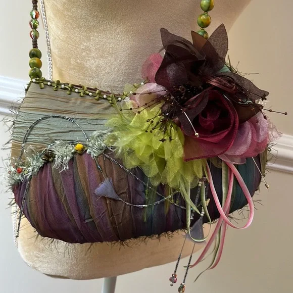 Exquisite Handcrafted Mary Frances Crossbody Bag - EUC - Picture 3 of 15